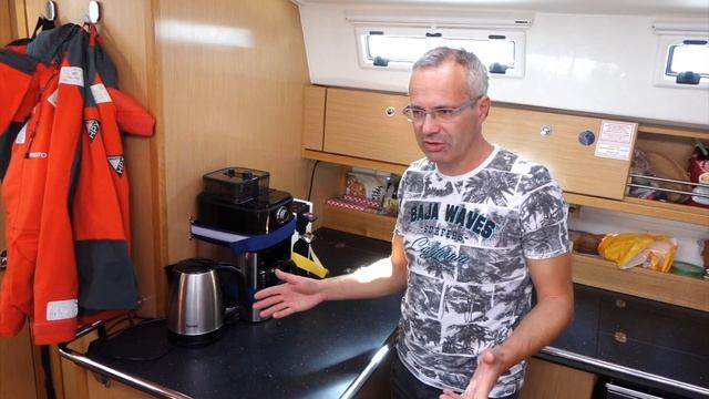 Яхта HIGH FIVE: Обзор кухонной техники в кают-компании смотреть онлайн