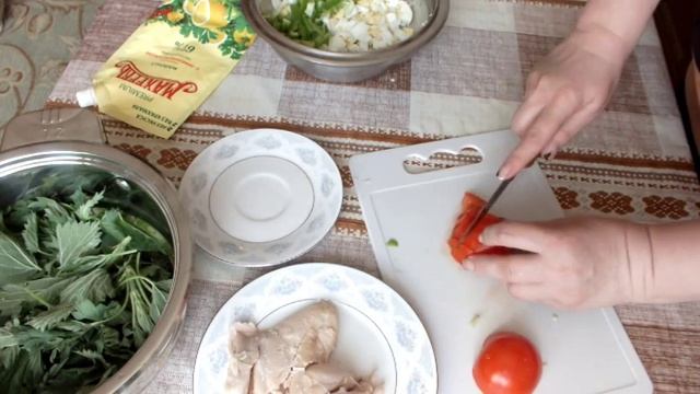 САЛАТ С КУРИЦЕЙ ЯЙЦОМ И ПОМИДОРАМИ РЕЦЕПТ смотреть онлайн