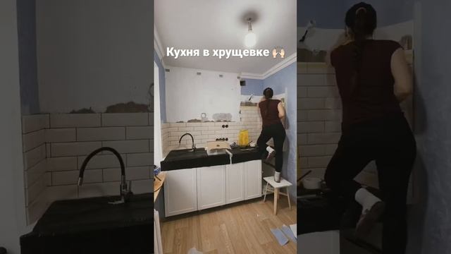 Укладываю плитку на фартук кухни и затираю швы #timelapse смотреть онлайн