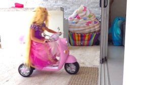 Алиса Принцесса Рапунцель, Играет в салоне красоты с косметикой для девочек