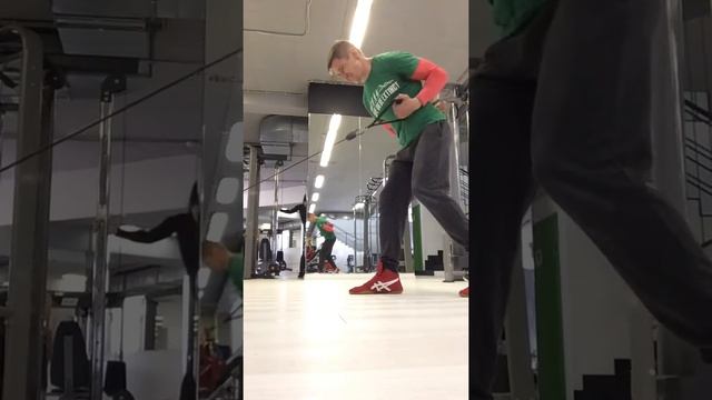 Тяга нижнего блока 1 рукой стоя в «ножницах» смотреть онлайн