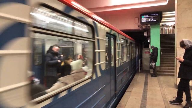 81-717.5 и 81-717/714.5М Перекраска Московский транспорт На станции Войковская смотреть онлайн