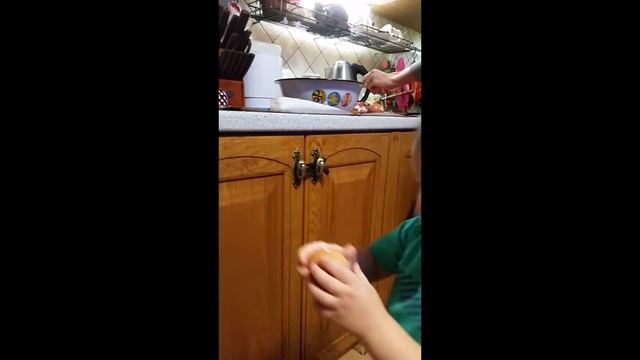 РЕБЕНОК САМ ГОТОВИТ! Лепим вареники и чистим яйца! we cooking with the child смотреть онлайн