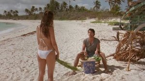 Парень ИМЕЕТ МИЛФУ на острове. Пересказ фильма "Остров на троих"