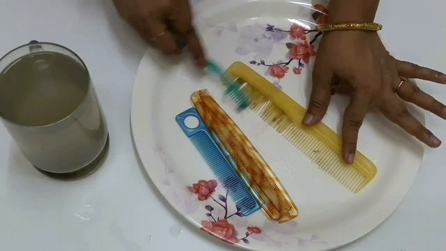 easy way to clean combs // comb cleaning in a easy way смотреть онлайн