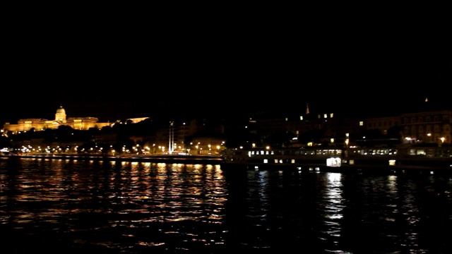 Венгрия. Будапешт. Дунайские волны.