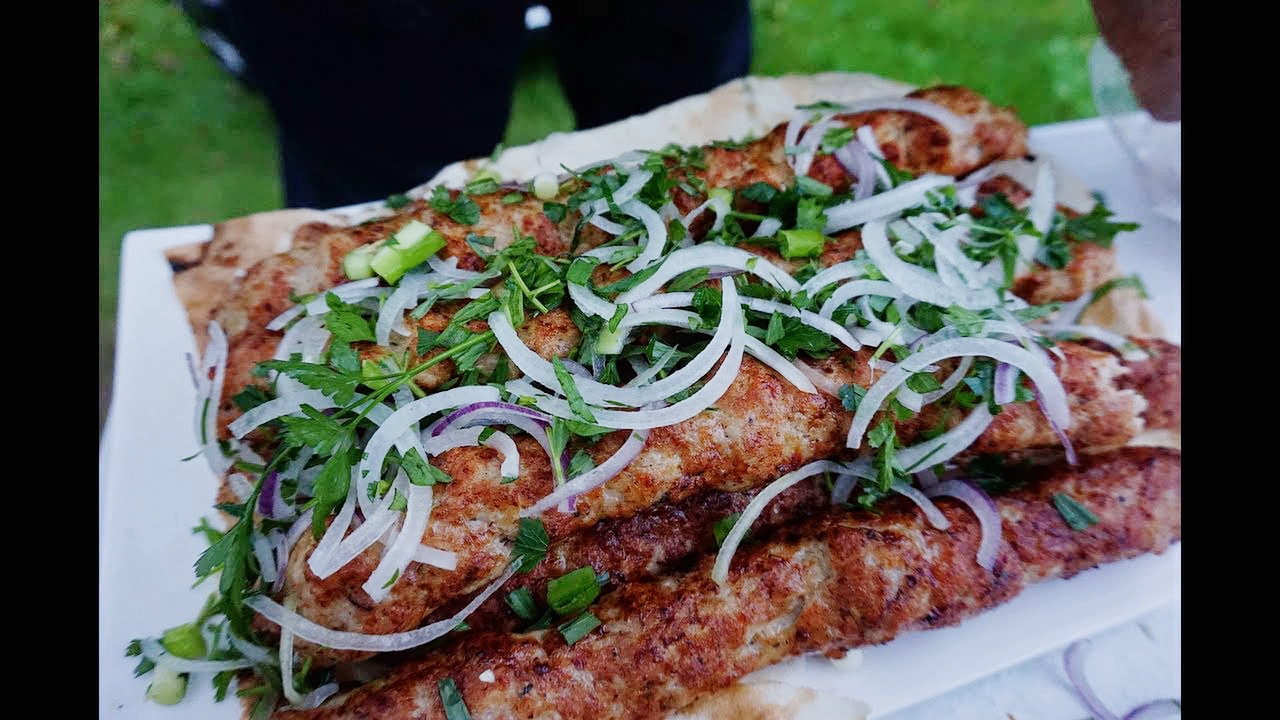 Рецепт люля-кебаб в домашних условиях / Как приготовить люля-кебаб из курицы смотреть онлайн