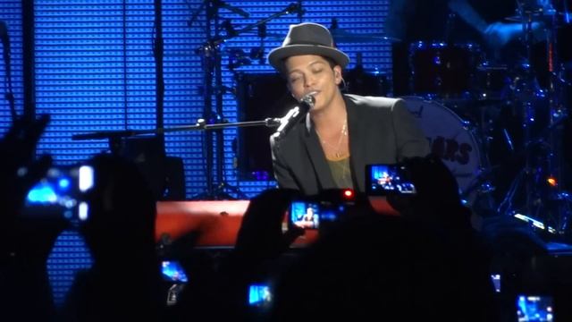 Bruno Mars - Count On Me & Lighters live Frankfurt 16.10.11 [HQ] смотреть онлайн