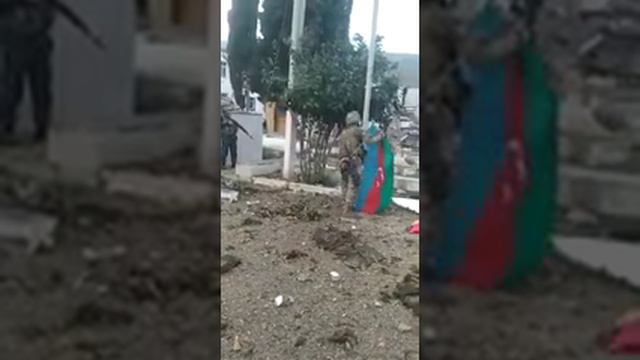 Азербайджанские солдаты срывают флаг Армении и поднимают Флаг Азербайджана над село Мадагиз.