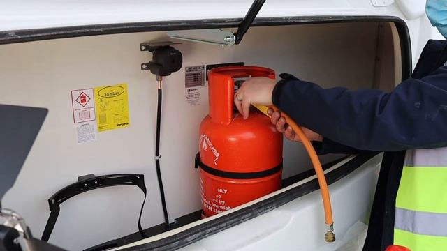 How to Set Up and Operate Gas Cylinders, Regulators and Hoses on a Swift Caravan - How to guide смотреть онлайн