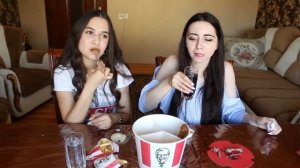 ПОПРОБУЙ НЕ ЗАПИВАТЬ ОСТРЫЕ КРЫЛЫШКИ ИЗ KFC/ASK FATIMA VS AYKA EMILLY  CHALLENGE