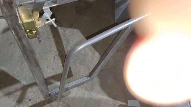 Газовые упоры на Дверь Средней Кабины Трактора МТЗ -82 смотреть онлайн