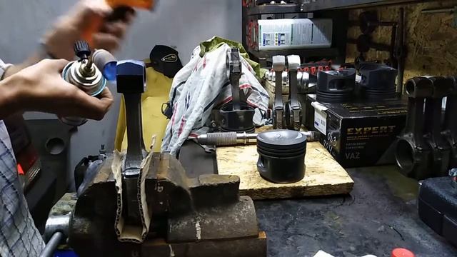 13.Сборка поршней с шатунами на ВАЗ 21083 смотреть онлайн