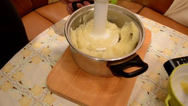 Картофельное пюре с помощью блендера PHILIPS HR1634/80 смотреть онлайн