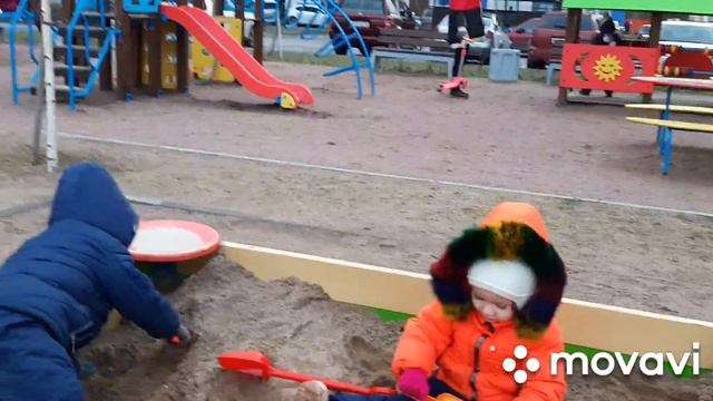 ДЕТИШКИ ИГРАЮТ ДЕТСКИЕ ИГРЫ КАЧЕЛИ ГОРКИ ПЕСОЧНИЦА НА ПЛОЩАДКЕ смотреть онлайн
