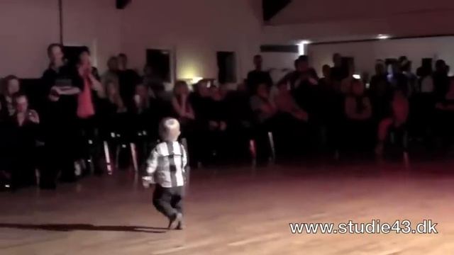 Amazing Video : Two Year Old Dancing to Jailhouse Rock : March 23, 2012 смотреть онлайн