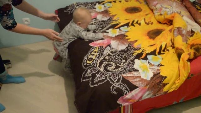 Учимся слазить с дивана (6 мес) смотреть онлайн