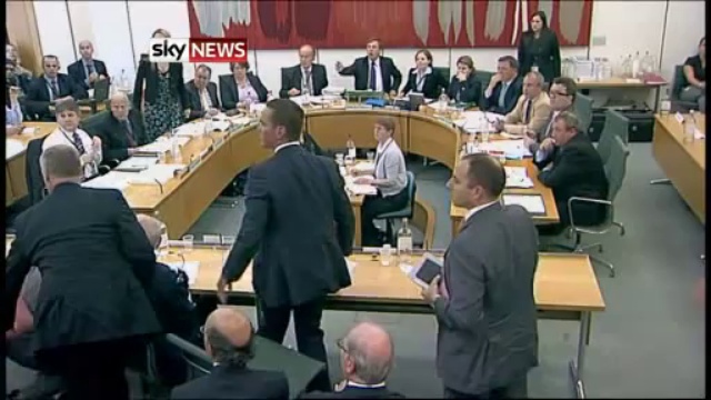 На медиамагната Руперта Мердока напали в парламенте смотреть онлайн