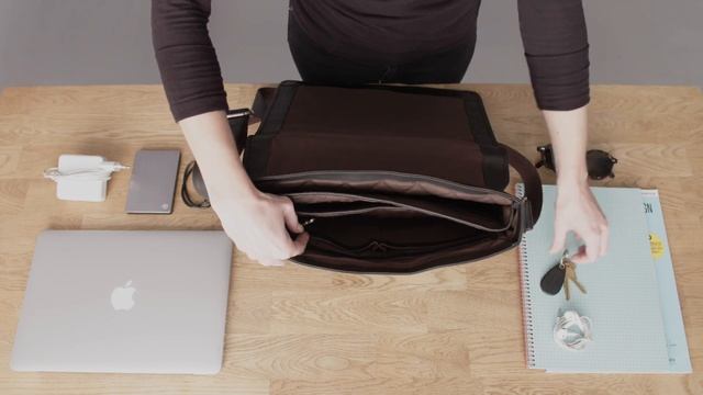 The Leather Marselisborg Messenger Bag смотреть онлайн