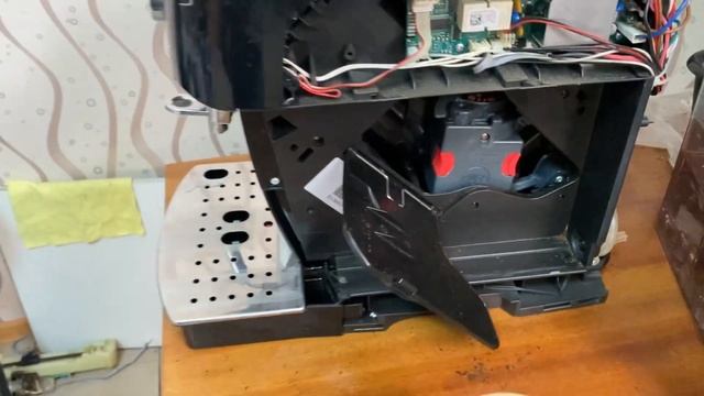 Засипали зерно у відсік меленої кави. Що робити? Кавомашина Делонгі. смотреть онлайн