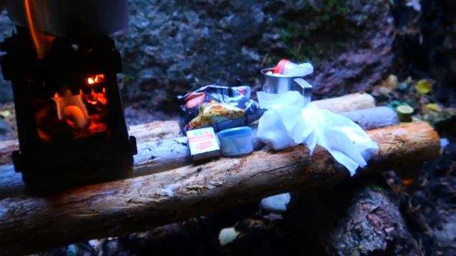 Solo bushcraft hiking in the forest,natural shelter in rocks. смотреть онлайн