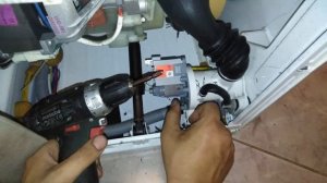 Стиральная машина  Samsung не сливает воду. Замена помпы/насоса.