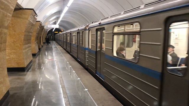 Метропоезд 81-717/714.6 «Номерной-Шестёрка» станция метро Окружная смотреть онлайн
