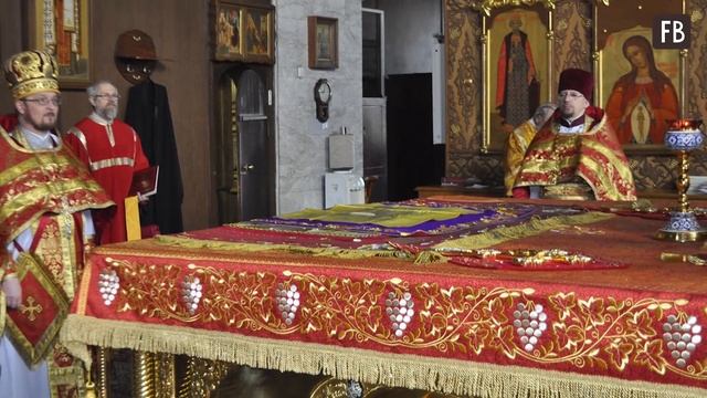 Узнав, что мы носим на могилку к прабабке искусственные цветы, батюшка одернул нас смотреть онлайн