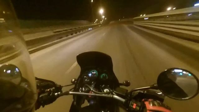 Немного закусился с тюненым Фольсом со светофора, на Kawasaki KLE 500 (с пассажиром) смотреть онлайн