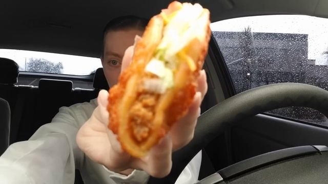 Taco Bell's NEW Toasted Cheddar Chalupa Review! смотреть онлайн
