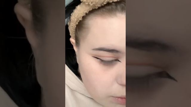 Делаем большие глаза с помощью макияжа ✨ смотреть онлайн
