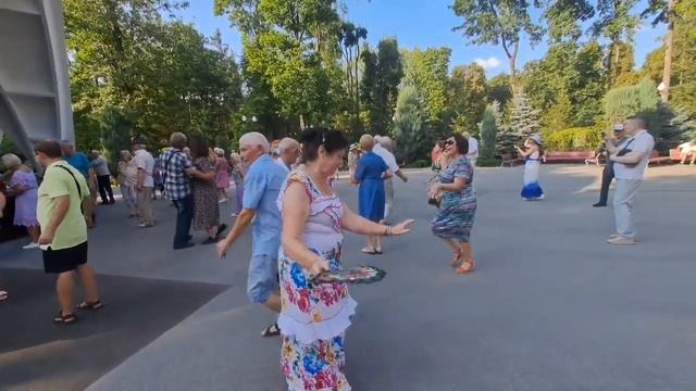 БЕЗ ШИПОВ НИГДЕ НЕ ВСТРЕТИТЬ РОЗ ?ТАНЦЬІ В ПАРКЕ ГОРЬКОГО ?ХАРЬКОВ 2023 смотреть онлайн