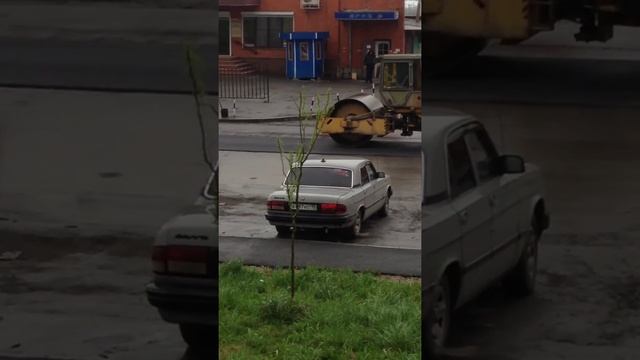 Мокрый асфальт во Владикавказе, лишь бы было, смотреть онлайн