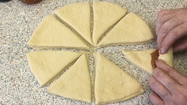 Восхитительные слоенки (слойки) на закваске с повидлом смотреть онлайн