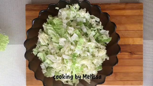 Нереально вкусный салат с пекинской капустой и сухариками!!! смотреть онлайн