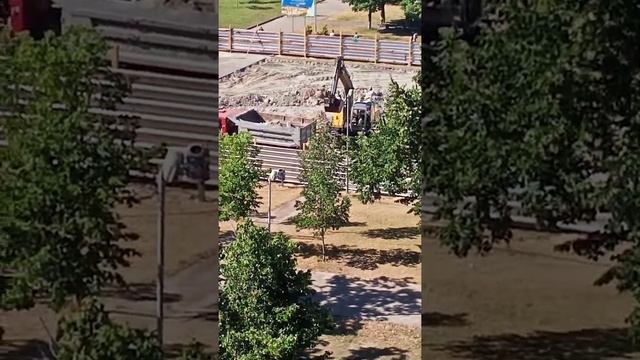 Старый строительный мусор уезжает с площадки