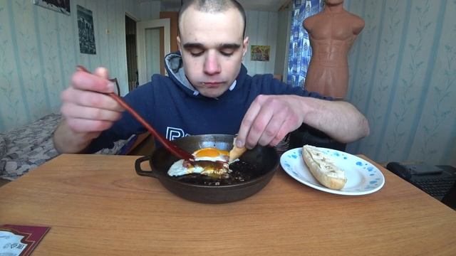 МУКБАНГ ЯИЧНИЦА С СОСИСКАМИ/СОУС-АДЖИКА/БУЛКА С МАСЛОМ И ПЕРЦЕМ/ОБЖОР/УЖИН/ EATING/ не ASMR/ Mukban