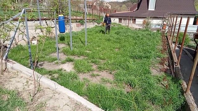 Быстрый покос травы бензокоса (триммер) смотреть онлайн