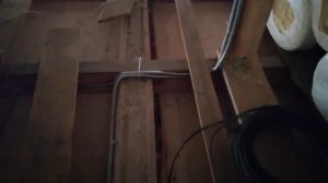 Прокладывание кабела по чердак деревянного дома