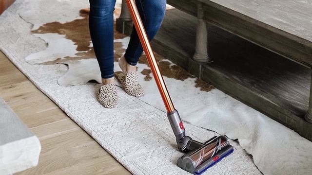 Dyson V11 vs V15: Which One Should You Buy? смотреть онлайн