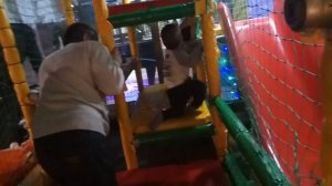 Детский городок в Адлере. В Сочи зимой.Детский развлекательный центр.С горки в шарики.Like Даня Люб