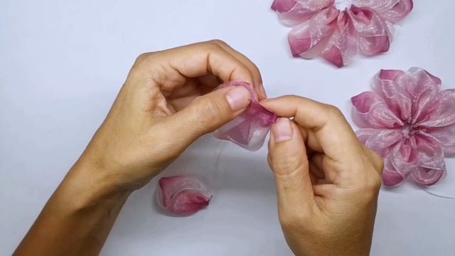 Бантики из органзы 4СМ. МК Пышный бант. Diy scrunchies. Easy bow. Laço boutique estilo. смотреть онлайн
