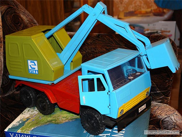 Настоящие игрушки времён СССР. Грузовые машинки смотреть онлайн