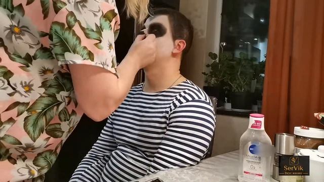 Как сделать грим на Хэллоуин / How to make up for Halloween. SerVik смотреть онлайн