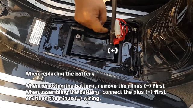 How to replace a motorcycle battery (AJS MODENA 125cc Scooter) смотреть онлайн