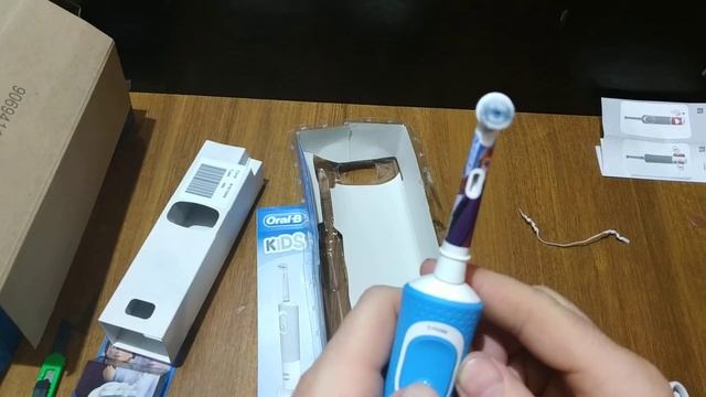 Электрическая детская зубная щетка Oral-B. смотреть онлайн