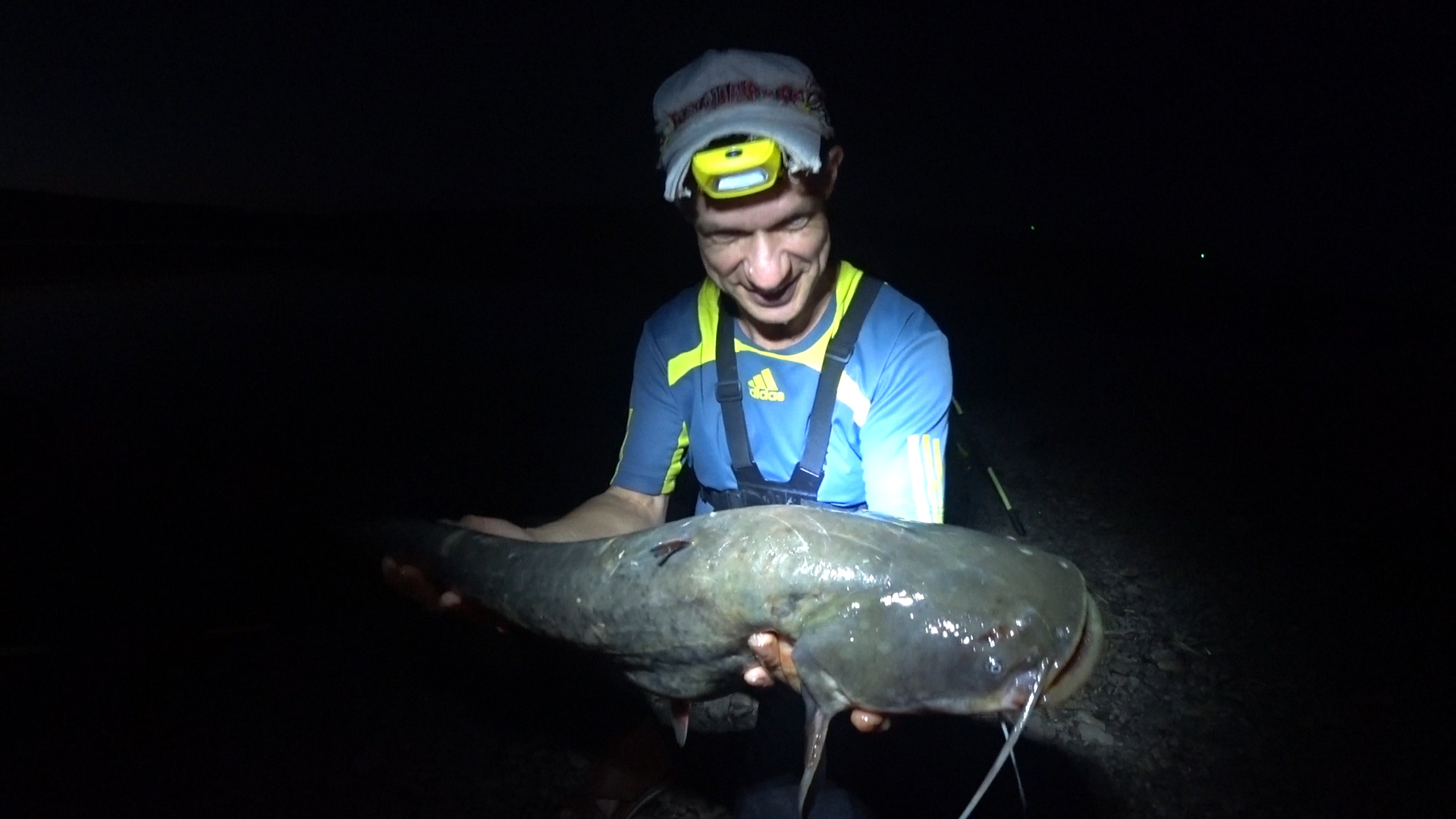 КТО КЛЮЕТ НОЧЬЮ НА ПЕЧЕНЬ? РЫБАЛКА С НОЧЕВКОЙ НА Р. КАМА. ДОНКИ, РЕЗИНКА смотреть онлайн