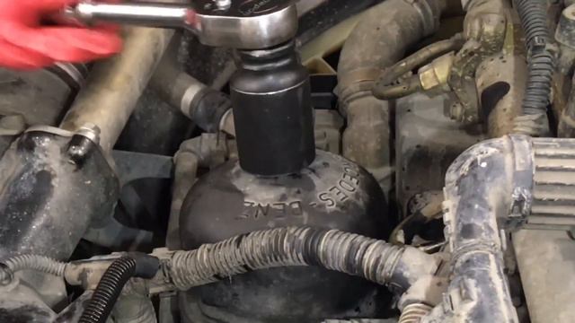 How to change engine oil and filters on Mercedes Arocs explained with subtitles смотреть онлайн