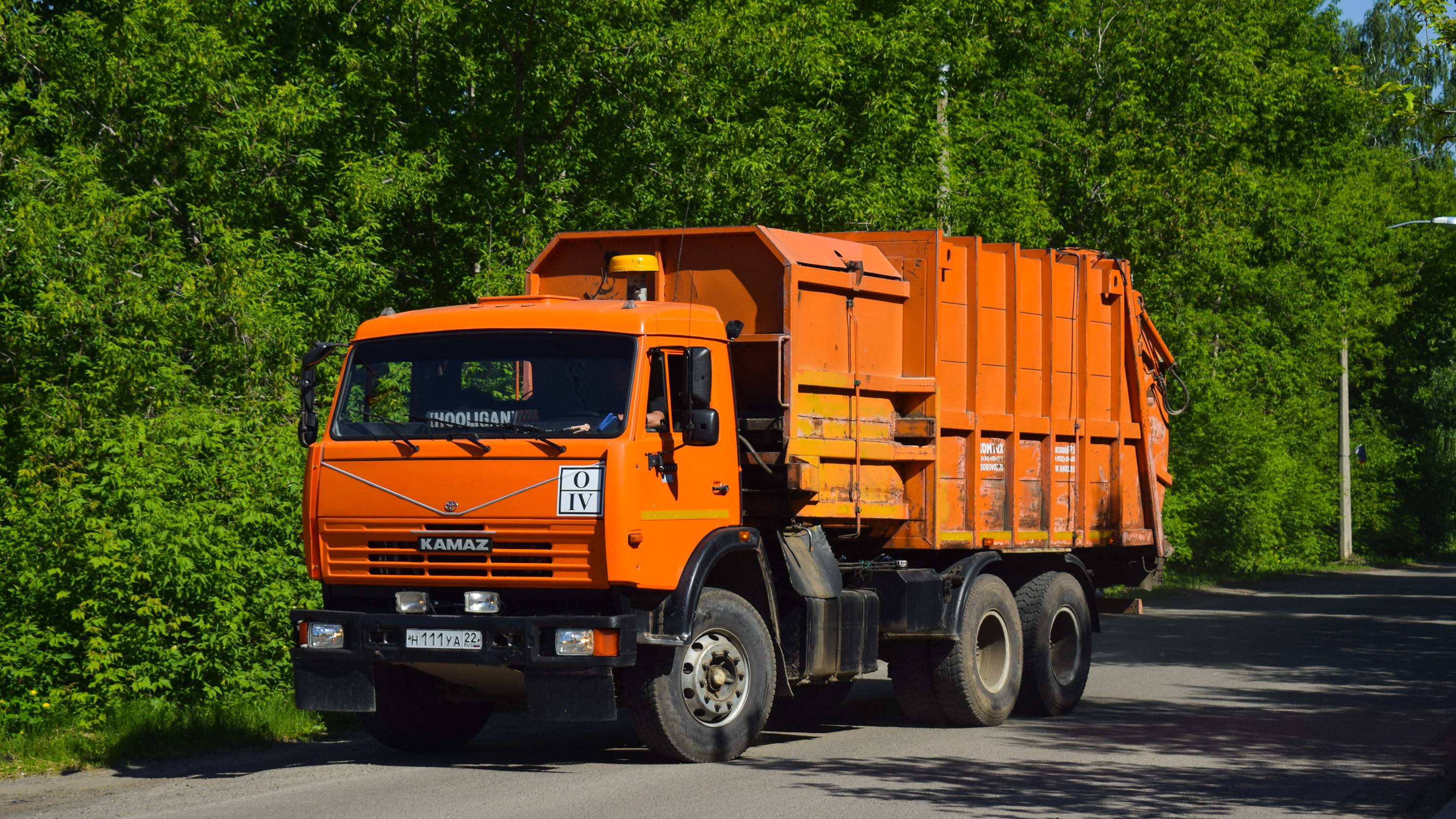 Мусоровоз МКМ-4705-01 (МК-4453-07) на шасси КамАЗ-65115-62 (Н 111 УА 22) / Kamaz garbage truck. смотреть онлайн