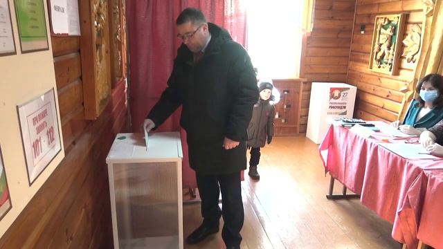 ШкловLife: Глава Шкловского района проголосовал на избирательном участке №8 смотреть онлайн